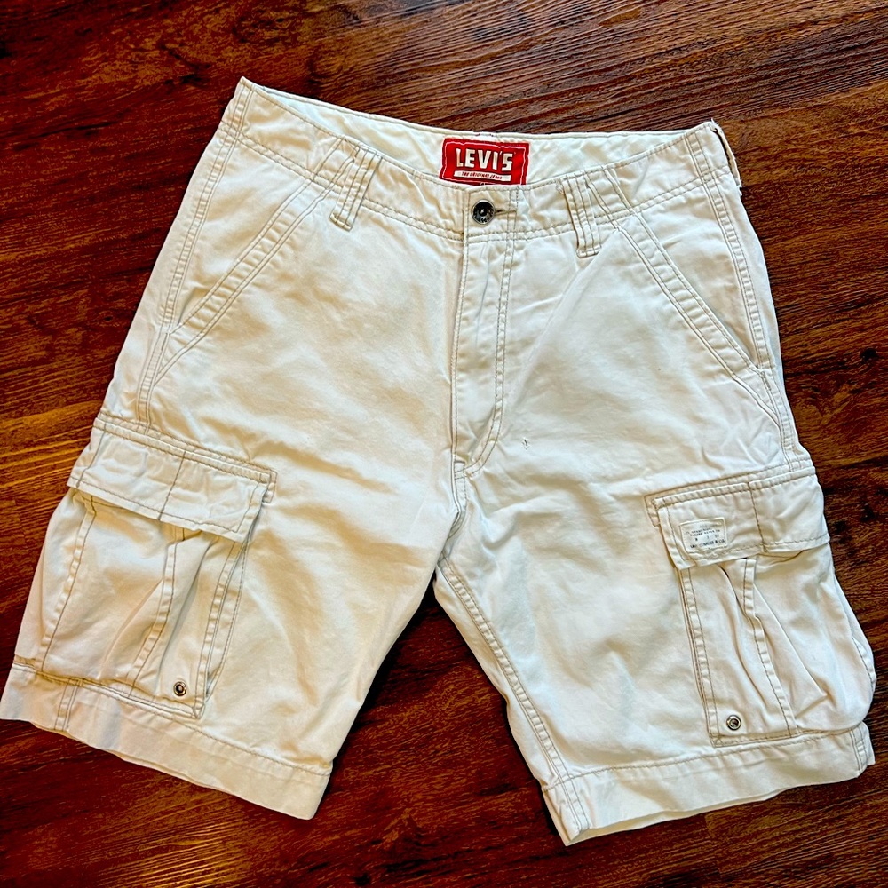 Vintage Levi cargo shorts, size 32